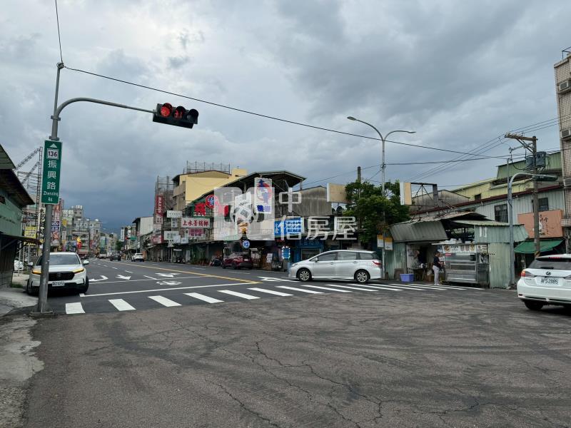 正振興路20米路賺錢金店面房屋室內格局與周邊環境