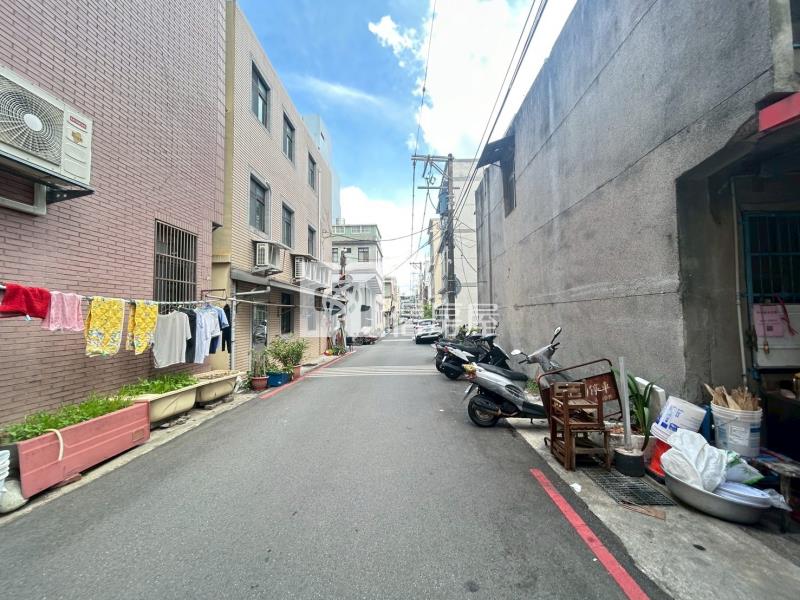 家樂福旁三房雙車位房屋室內格局與周邊環境