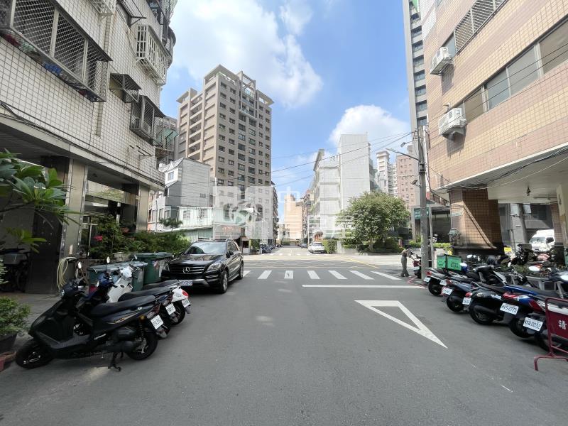 美村新皇家三房車位房屋室內格局與周邊環境