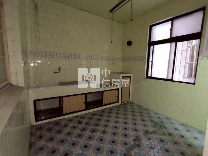近龍岡圓環前院大透天房屋室內格局與周邊環境