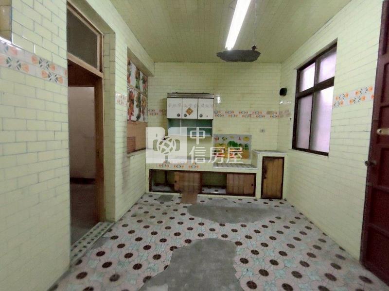 近龍岡圓環前院大透天房屋室內格局與周邊環境