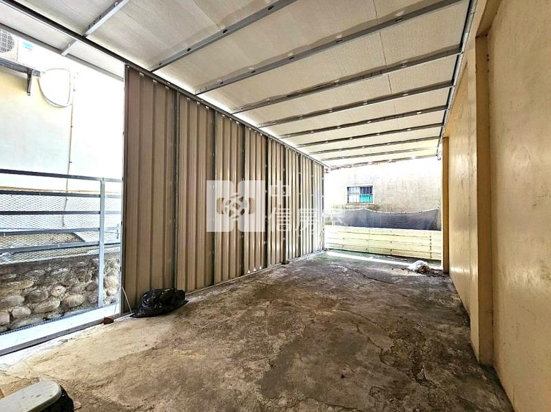 軍功商圈邊間大地坪店住房屋室內格局與周邊環境