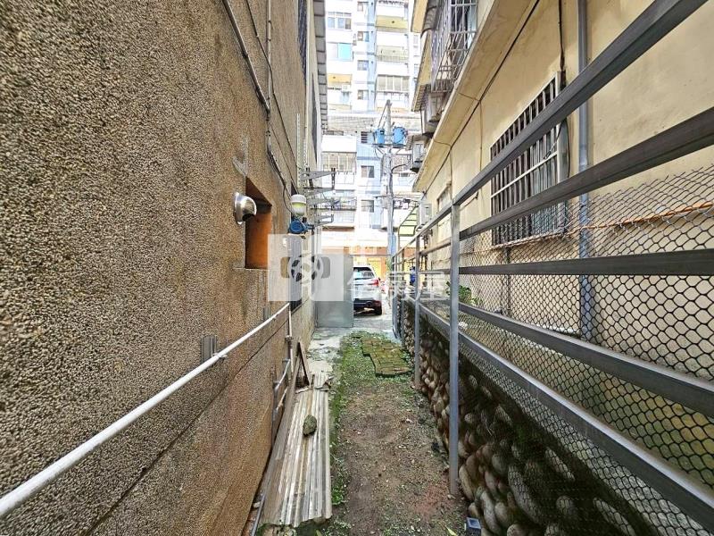 軍功商圈邊間大地坪店住房屋室內格局與周邊環境