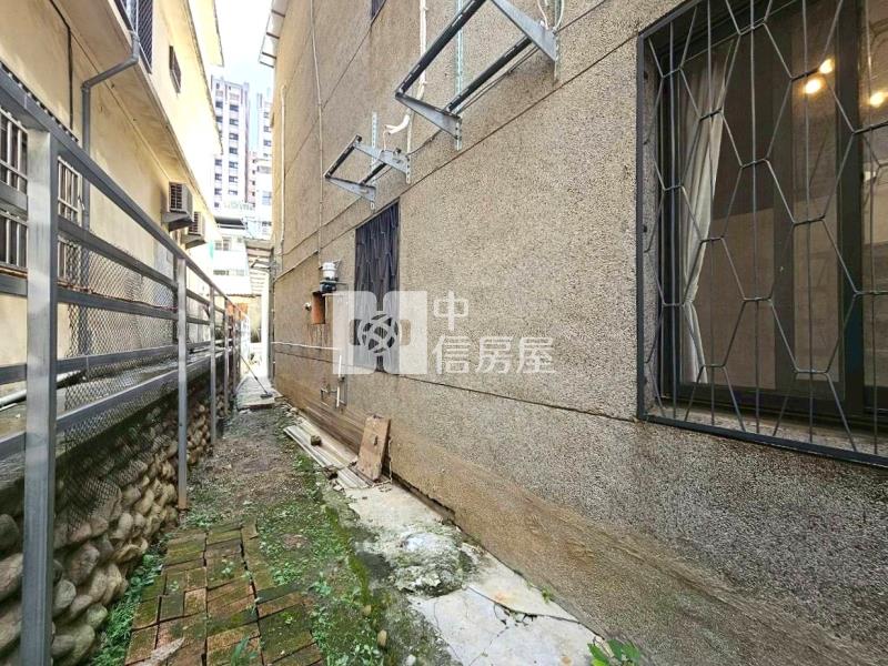 軍功商圈邊間大地坪店住房屋室內格局與周邊環境