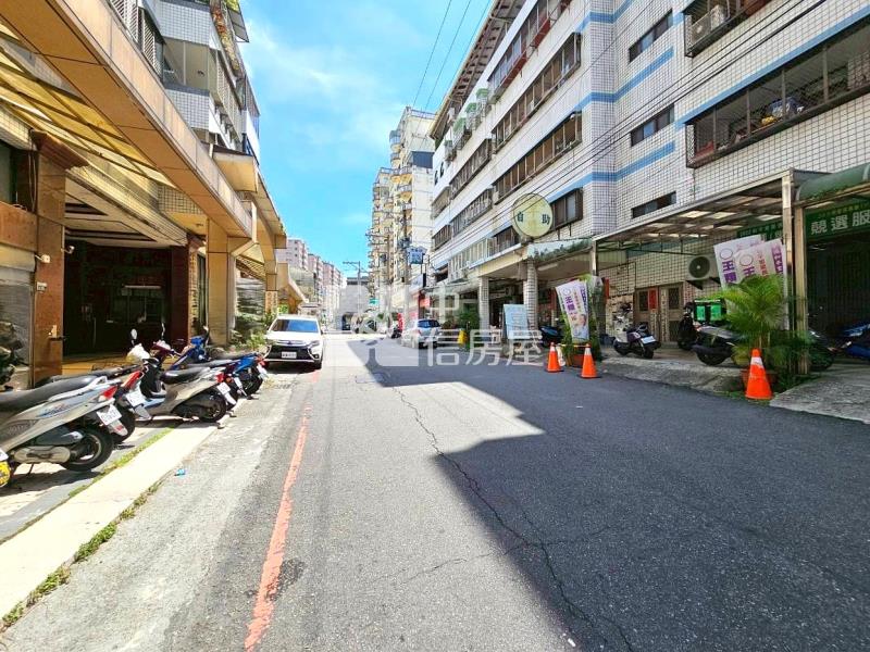 軍功商圈邊間大地坪店住房屋室內格局與周邊環境