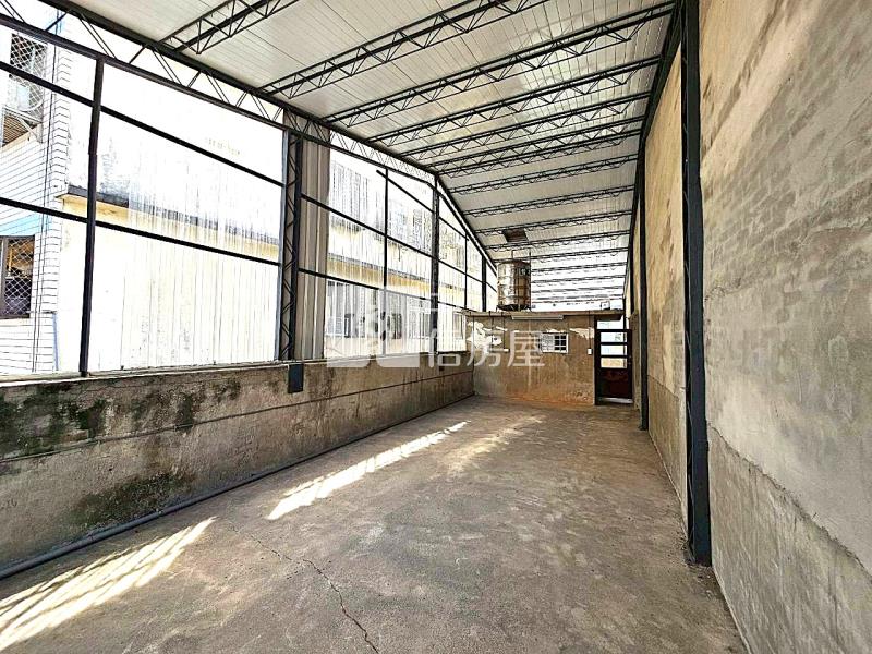 軍功商圈邊間大地坪店住房屋室內格局與周邊環境