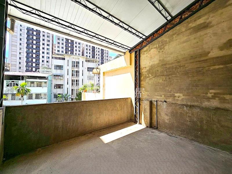 軍功商圈邊間大地坪店住房屋室內格局與周邊環境
