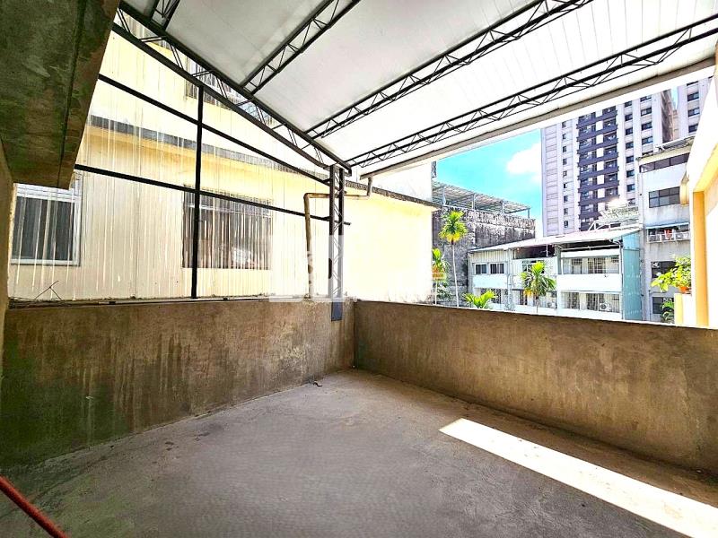 軍功商圈邊間大地坪店住房屋室內格局與周邊環境