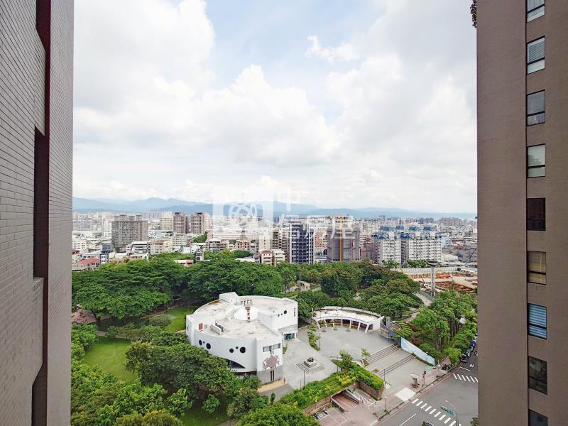 閱上景面公園三房雙車房屋室內格局與周邊環境