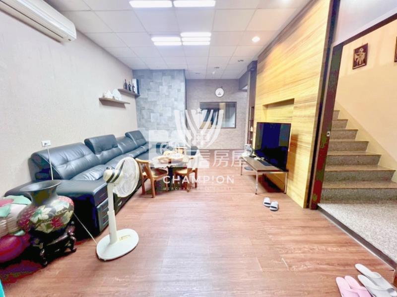 【冠軍】深美透天鄰路雙車庫店住房屋室內格局與周邊環境