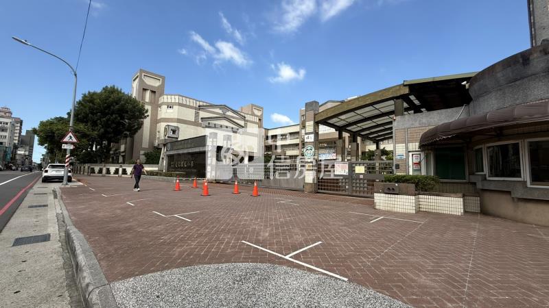 文化商圈挑高雙車位別墅房屋室內格局與周邊環境