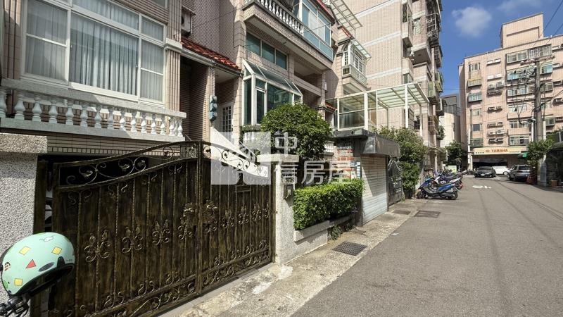 文化商圈挑高雙車位別墅房屋室內格局與周邊環境