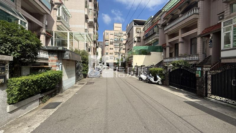 文化商圈挑高雙車位別墅房屋室內格局與周邊環境