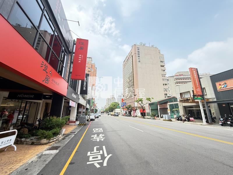漢口商圈朝南臨路前院美墅房屋室內格局與周邊環境