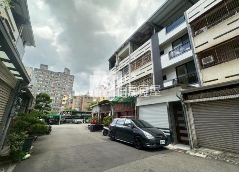 兒童公園8米活巷車庫透天厝房屋室內格局與周邊環境