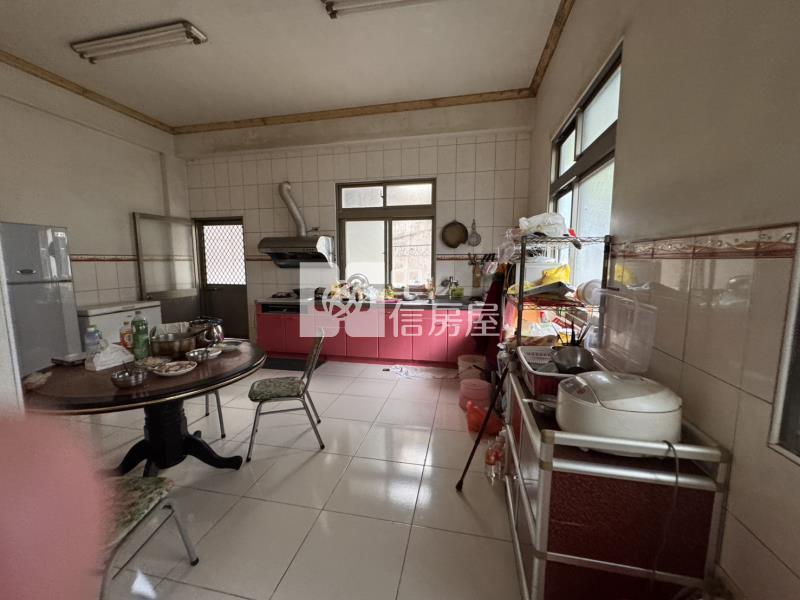 自建震後透天房屋室內格局與周邊環境