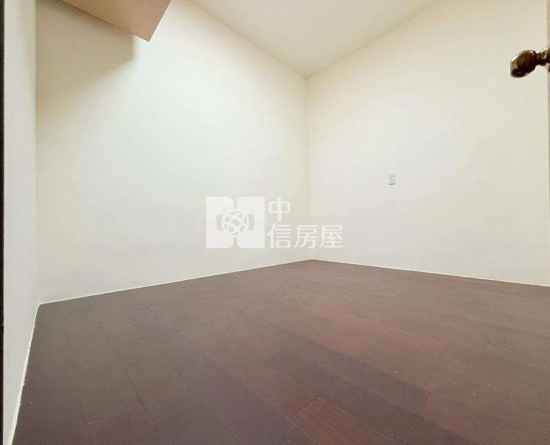 公所旁透天房屋室內格局與周邊環境