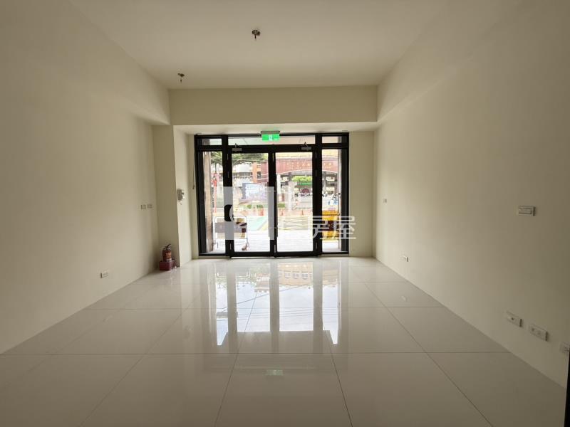 永隆國小旁大里二期全新燙金店面+平車房屋室內格局與周邊環境