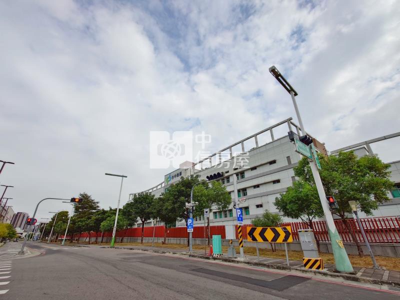好市多旁大地坪大面寬雙車別墅（專任）房屋室內格局與周邊環境