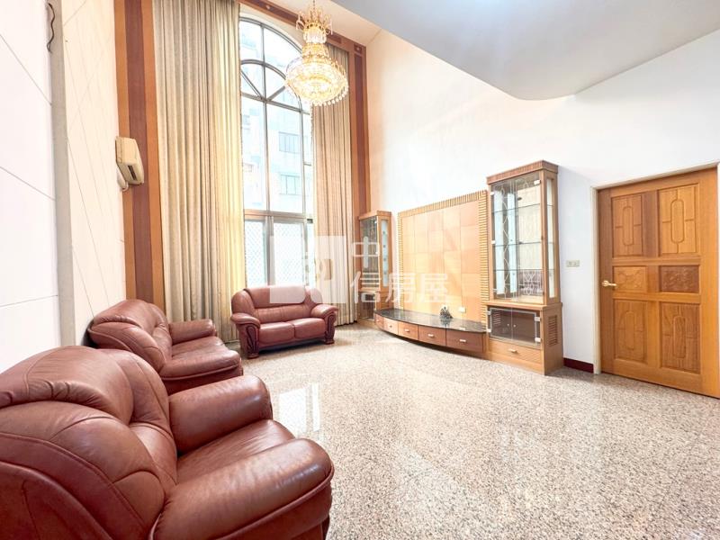 【新世紀】忠福商圈九米雙面寬電梯透店房屋室內格局與周邊環境