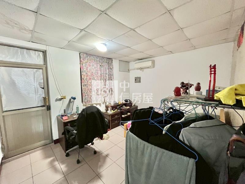 平鎮龍岡圓環.忠貞市場.室內車庫邊間透天房屋室內格局與周邊環境
