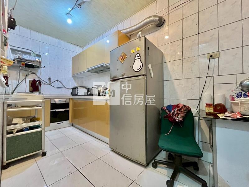 平鎮龍岡圓環.忠貞市場.室內車庫邊間透天房屋室內格局與周邊環境
