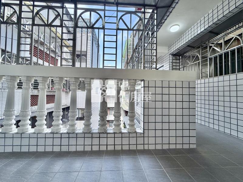 青海漢口商圈熱門學區次頂樓入門玄關電梯美三房房屋室內格局與周邊環境