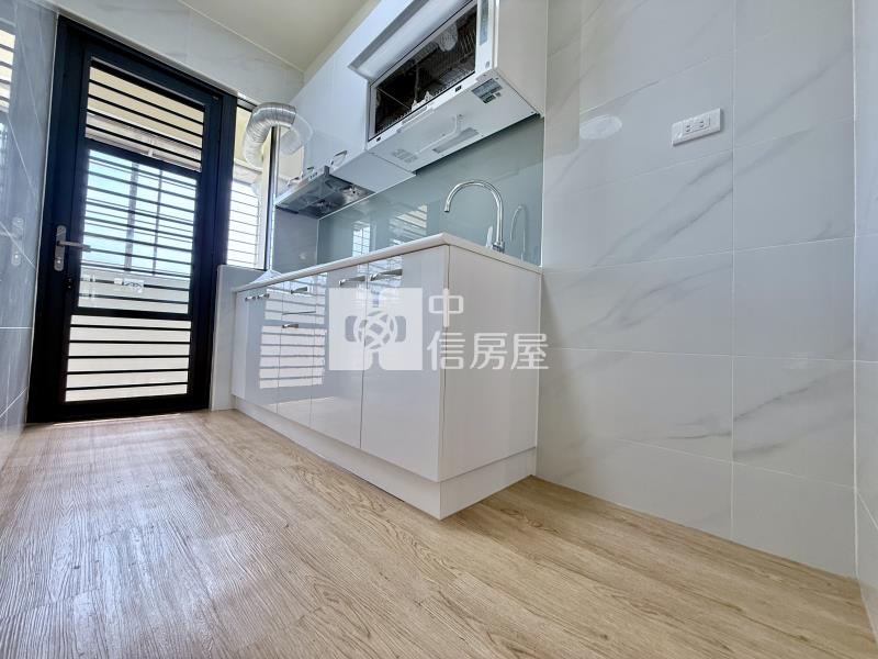 青海漢口商圈熱門學區次頂樓入門玄關電梯美三房房屋室內格局與周邊環境