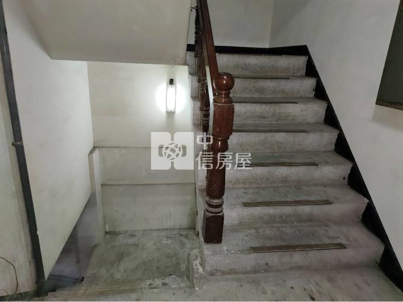 長榮中學的鄰居整新三房二樓寓房屋室內格局與周邊環境