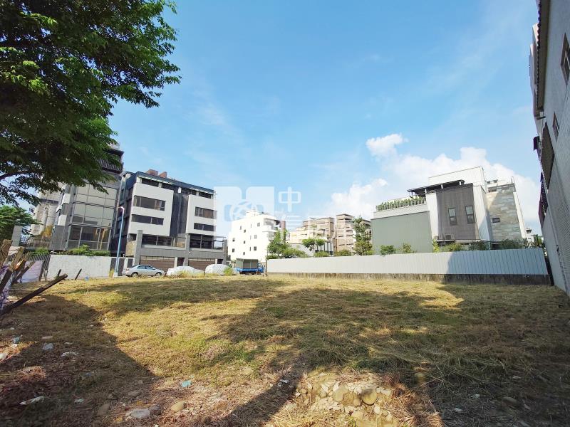 國際網球場方正角地房屋室內格局與周邊環境