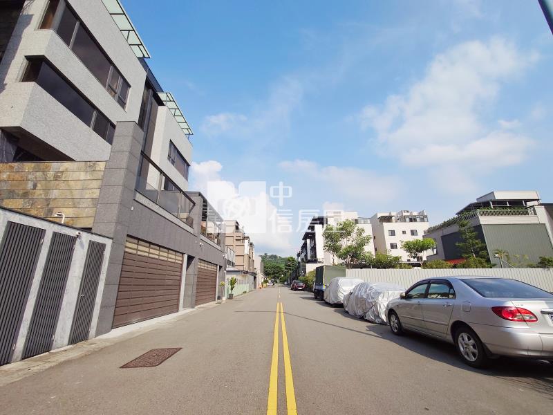 國際網球場方正角地房屋室內格局與周邊環境
