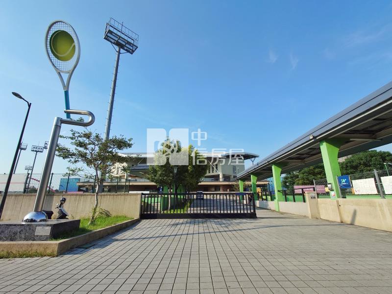 國際網球場方正角地房屋室內格局與周邊環境
