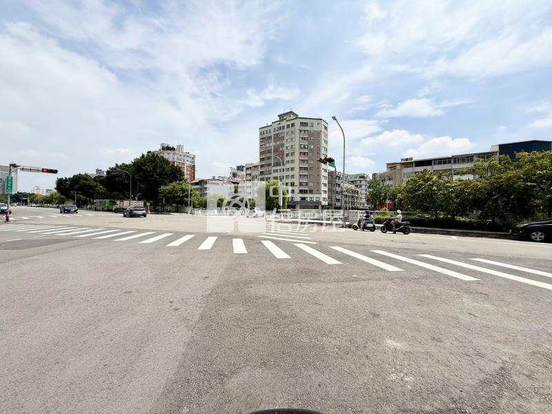 美術館特區㊣20米路商一建地房屋室內格局與周邊環境