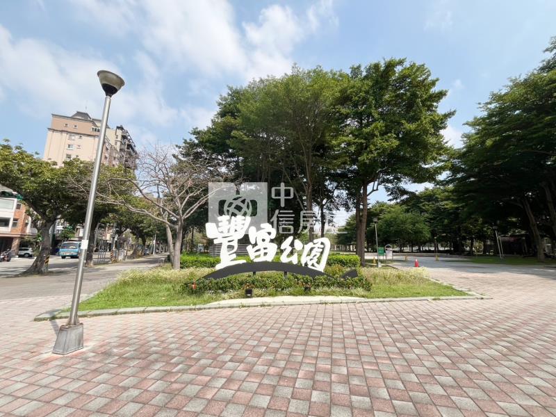 十三期捷運+商圈+大坪數黃金位置美建地房屋室內格局與周邊環境