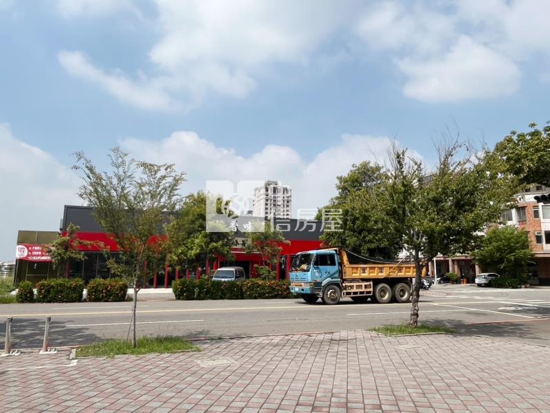 十三期捷運+商圈+大坪數黃金位置美建地房屋室內格局與周邊環境