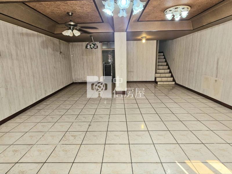 體育園區旁活巷透天房屋室內格局與周邊環境