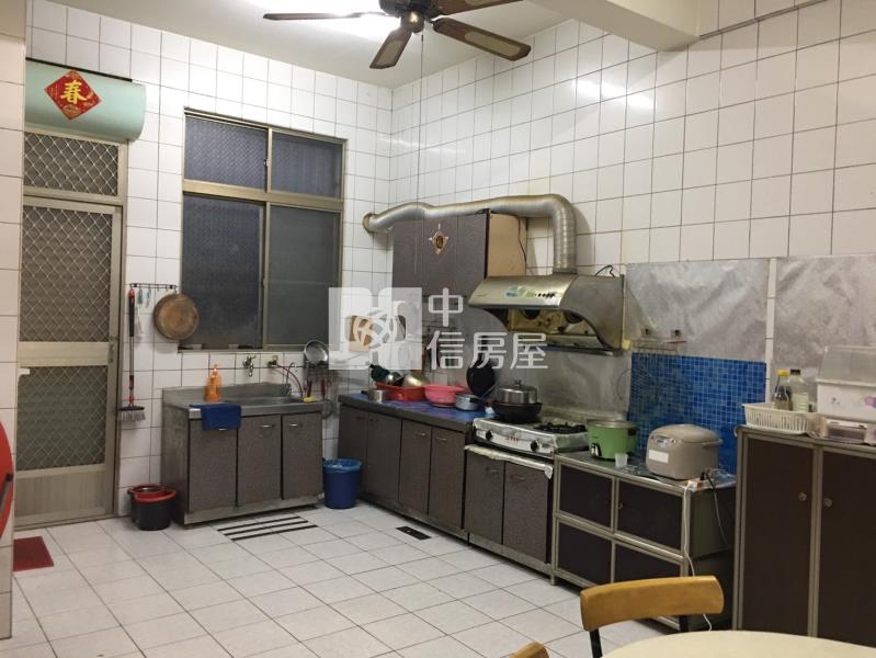 新市大社國小15米路大面寬透天店住房屋室內格局與周邊環境