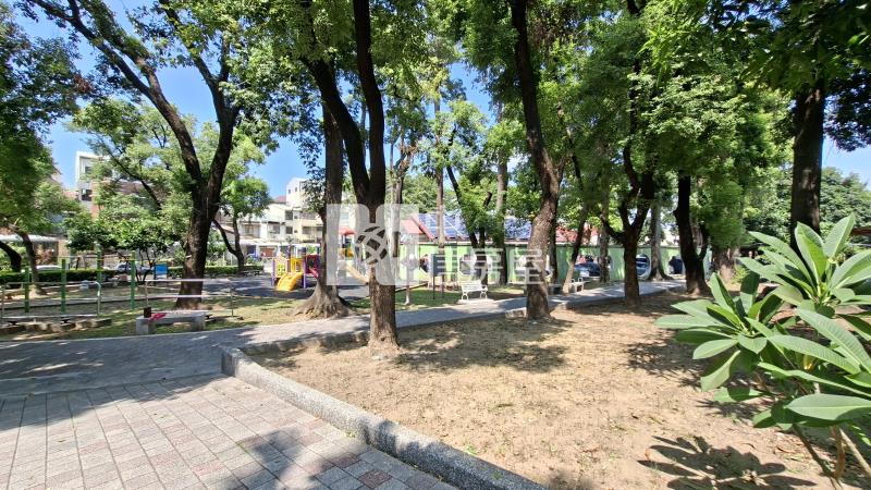 近聖功女中公園為鄰透天房屋室內格局與周邊環境