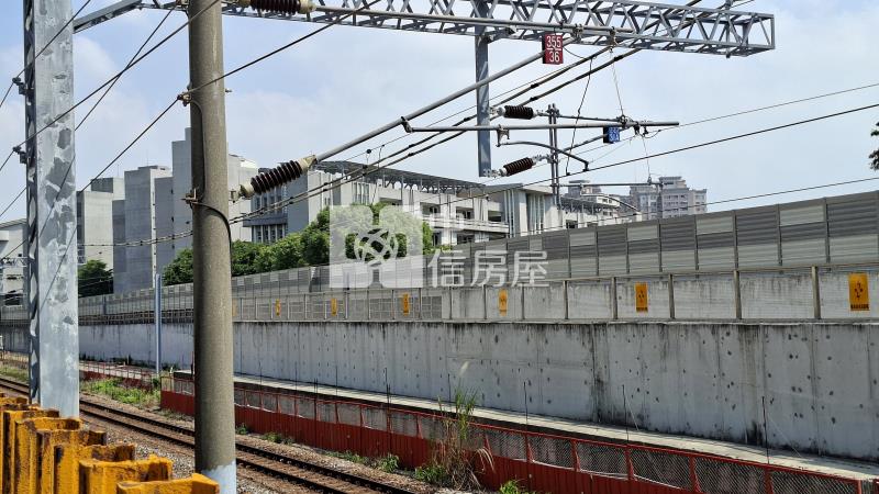 近聖功女中公園為鄰透天房屋室內格局與周邊環境
