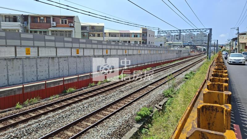 近聖功女中公園為鄰透天房屋室內格局與周邊環境