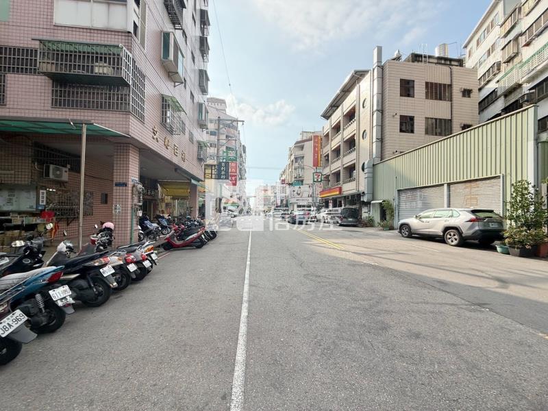 專任文心百利一房一廳次頂平車房屋室內格局與周邊環境
