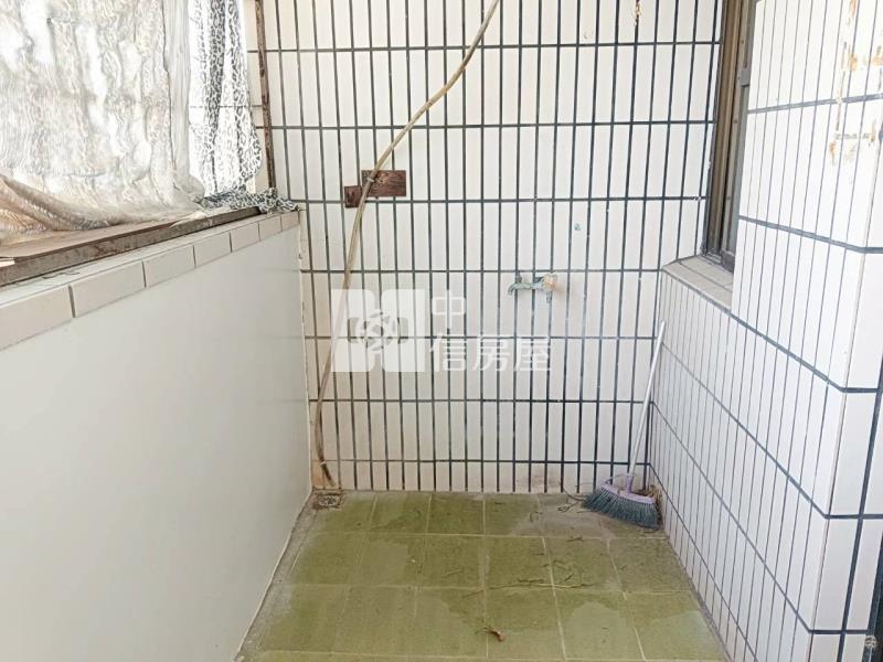 梓官三角窗大地坪車庫透天房屋室內格局與周邊環境