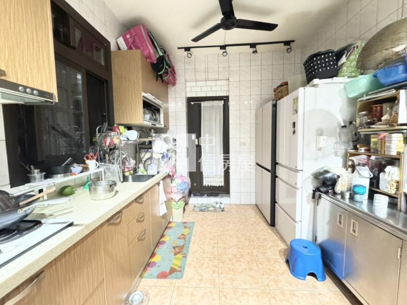 龍岡忠貞三角窗美透天房屋室內格局與周邊環境