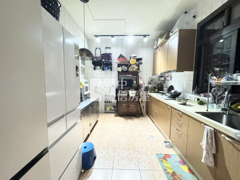 龍岡忠貞三角窗美透天房屋室內格局與周邊環境