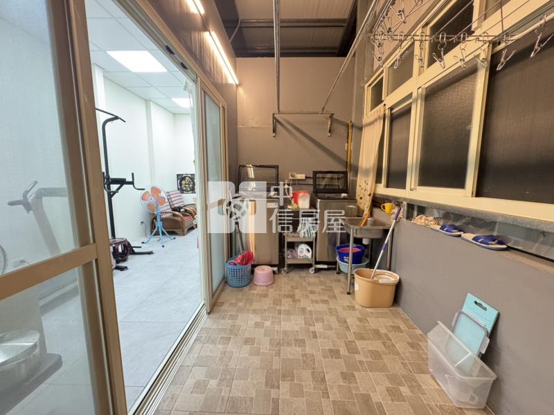 龍岡忠貞三角窗美透天房屋室內格局與周邊環境