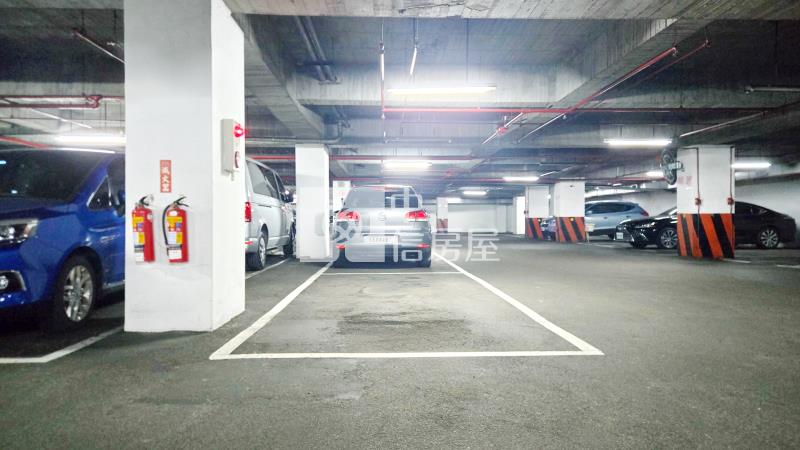 名人園邸收租金店面房屋室內格局與周邊環境
