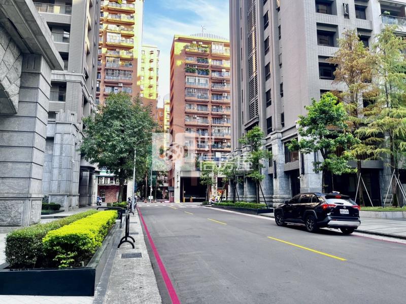 【豐禾】南崁挑高1+2層邊間店面三車位房屋室內格局與周邊環境