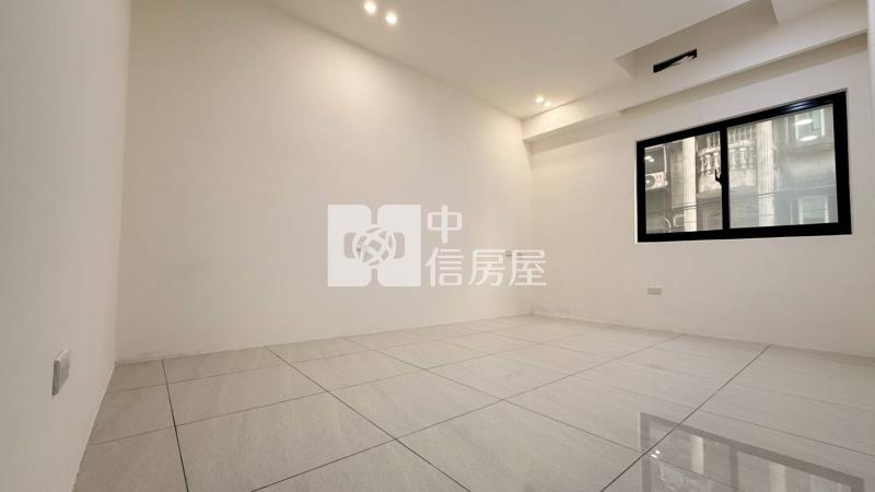 近龍岡大操場整新邊間美透天房屋室內格局與周邊環境