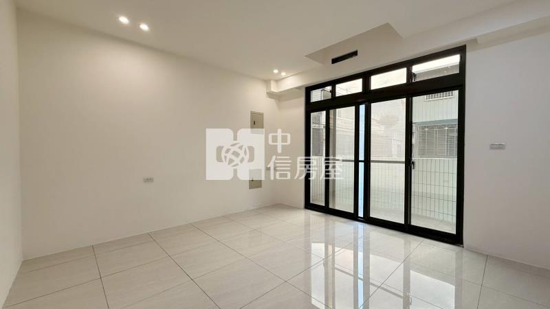 近龍岡大操場整新邊間美透天房屋室內格局與周邊環境