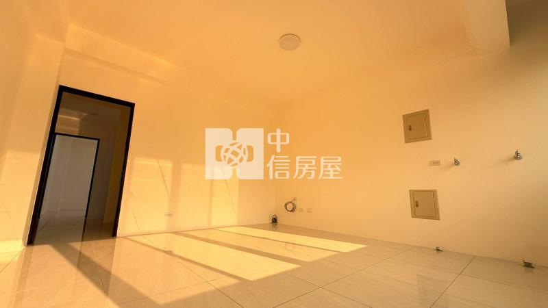 近龍岡大操場整新邊間美透天房屋室內格局與周邊環境